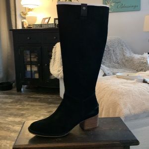 I got these as a gift and I’m a size 7.5, but my calves are too big for these.